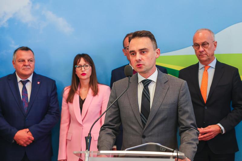 Konferencja prasowa i podpisanie umowy, projekt "Ciekawa Nauka"