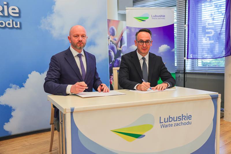 Konferencja prasowa poświęcona podpisaniu umowy o dofinansowanie projektu „Budowa mostu przez rzekę Odrę wraz z budową nowego przebiegu drogi wojewódzkiej nr 281 w m. Pomorsko” w ramach Rządowego Programu Uzupełniania Lokalnej i Regionalnej Infrastruktury Drogowej – Mosty dla Regionów