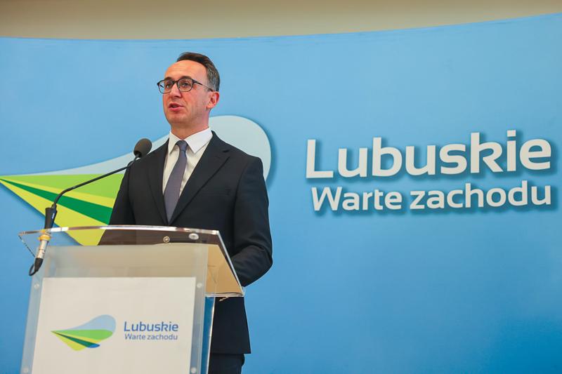 Konferencja prasowa poświęcona podpisaniu umowy o dofinansowanie projektu „Budowa mostu przez rzekę Odrę wraz z budową nowego przebiegu drogi wojewódzkiej nr 281 w m. Pomorsko” w ramach Rządowego Programu Uzupełniania Lokalnej i Regionalnej Infrastruktury Drogowej – Mosty dla Regionów