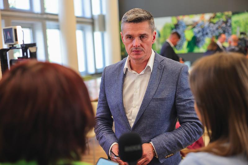 Konferencja prasowa poświęcona podpisaniu umowy o dofinansowanie projektu „Budowa mostu przez rzekę Odrę wraz z budową nowego przebiegu drogi wojewódzkiej nr 281 w m. Pomorsko” w ramach Rządowego Programu Uzupełniania Lokalnej i Regionalnej Infrastruktury Drogowej – Mosty dla Regionów