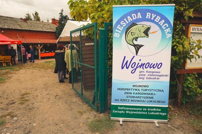 Zapach świeżo grillowanej ryby, dźwięki lokalnej muzyki i ciepło ogniska – tak właśnie świętowaliśmy 10. biesiadę rybacką w Wojnowie