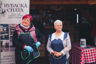 Zapach świeżo grillowanej ryby, dźwięki lokalnej muzyki i ciepło ogniska – tak właśnie świętowaliśmy 10. biesiadę rybacką w Wojnowie