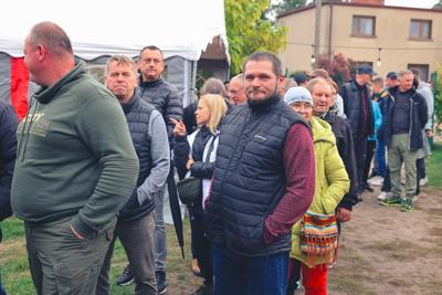 Zapach świeżo grillowanej ryby, dźwięki lokalnej muzyki i ciepło ogniska – tak właśnie świętowaliśmy 10. biesiadę rybacką w Wojnowie