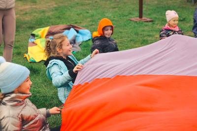 Zapach świeżo grillowanej ryby, dźwięki lokalnej muzyki i ciepło ogniska – tak właśnie świętowaliśmy 10. biesiadę rybacką w Wojnowie