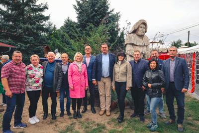 Zapach świeżo grillowanej ryby, dźwięki lokalnej muzyki i ciepło ogniska – tak właśnie świętowaliśmy 10. biesiadę rybacką w Wojnowie