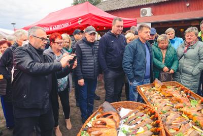 Zapach świeżo grillowanej ryby, dźwięki lokalnej muzyki i ciepło ogniska – tak właśnie świętowaliśmy 10. biesiadę rybacką w Wojnowie