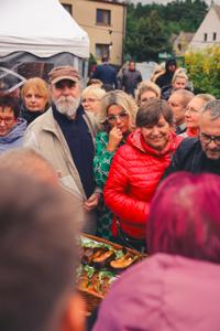Zapach świeżo grillowanej ryby, dźwięki lokalnej muzyki i ciepło ogniska – tak właśnie świętowaliśmy 10. biesiadę rybacką w Wojnowie