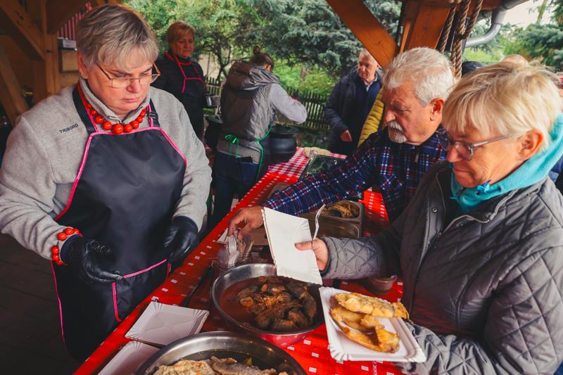 Zapach świeżo grillowanej ryby, dźwięki lokalnej muzyki i ciepło ogniska – tak właśnie świętowaliśmy 10. biesiadę rybacką w Wojnowie