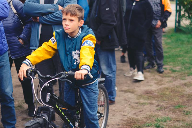 Zapach świeżo grillowanej ryby, dźwięki lokalnej muzyki i ciepło ogniska – tak właśnie świętowaliśmy 10. biesiadę rybacką w Wojnowie