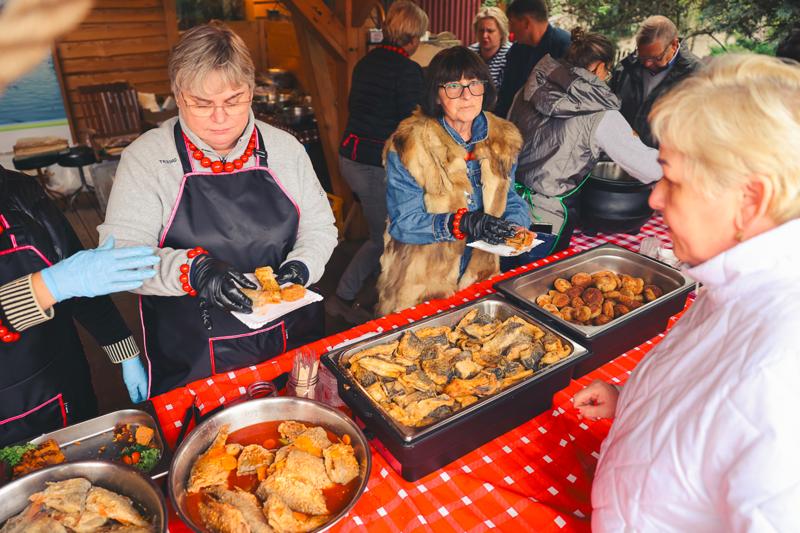 Zapach świeżo grillowanej ryby, dźwięki lokalnej muzyki i ciepło ogniska – tak właśnie świętowaliśmy 10. biesiadę rybacką w Wojnowie