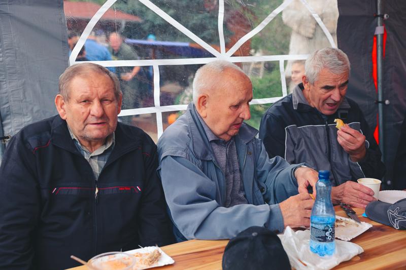 Zapach świeżo grillowanej ryby, dźwięki lokalnej muzyki i ciepło ogniska – tak właśnie świętowaliśmy 10. biesiadę rybacką w Wojnowie