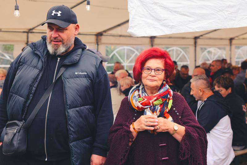Zapach świeżo grillowanej ryby, dźwięki lokalnej muzyki i ciepło ogniska – tak właśnie świętowaliśmy 10. biesiadę rybacką w Wojnowie
