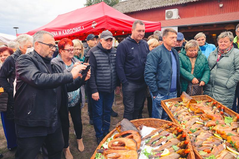 Zapach świeżo grillowanej ryby, dźwięki lokalnej muzyki i ciepło ogniska – tak właśnie świętowaliśmy 10. biesiadę rybacką w Wojnowie