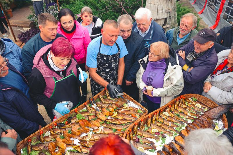 Zapach świeżo grillowanej ryby, dźwięki lokalnej muzyki i ciepło ogniska – tak właśnie świętowaliśmy 10. biesiadę rybacką w Wojnowie