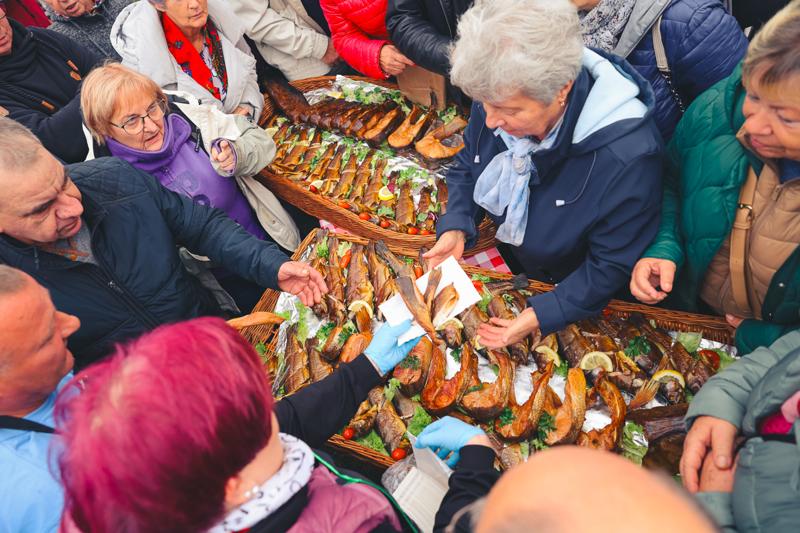 Zapach świeżo grillowanej ryby, dźwięki lokalnej muzyki i ciepło ogniska – tak właśnie świętowaliśmy 10. biesiadę rybacką w Wojnowie