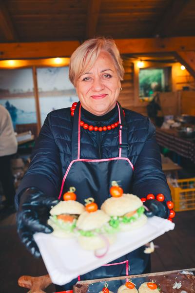 Zapach świeżo grillowanej ryby, dźwięki lokalnej muzyki i ciepło ogniska – tak właśnie świętowaliśmy 10. biesiadę rybacką w Wojnowie
