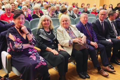 25. Lubuski Tydzień Seniora rozpoczął się uroczystą inauguracją w Filharmonii Zielonogórskiej. Pod honorowym patronatem Marszałka Województwa Lubuskiego Marcina Jabłońskiego, wyróżniono lokalnych bohaterów, którzy swoją pracą wspierają seniorów w naszym regionie. Wręczenie nagród w konkursie „Lider Wsparcia Seniora” było centralnym punktem wydarzenia. Uczestnicy mogli również cieszyć się wyjątkowym koncertem Orkiestry Kameralnej muzyków Filharmonii Zielonogórskiej.