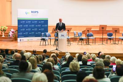 25. Lubuski Tydzień Seniora rozpoczął się uroczystą inauguracją w Filharmonii Zielonogórskiej. Pod honorowym patronatem Marszałka Województwa Lubuskiego Marcina Jabłońskiego, wyróżniono lokalnych bohaterów, którzy swoją pracą wspierają seniorów w naszym regionie. Wręczenie nagród w konkursie „Lider Wsparcia Seniora” było centralnym punktem wydarzenia. Uczestnicy mogli również cieszyć się wyjątkowym koncertem Orkiestry Kameralnej muzyków Filharmonii Zielonogórskiej.