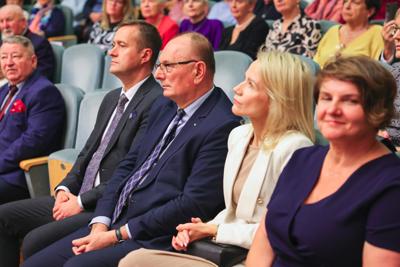25. Lubuski Tydzień Seniora rozpoczął się uroczystą inauguracją w Filharmonii Zielonogórskiej. Pod honorowym patronatem Marszałka Województwa Lubuskiego Marcina Jabłońskiego, wyróżniono lokalnych bohaterów, którzy swoją pracą wspierają seniorów w naszym regionie. Wręczenie nagród w konkursie „Lider Wsparcia Seniora” było centralnym punktem wydarzenia. Uczestnicy mogli również cieszyć się wyjątkowym koncertem Orkiestry Kameralnej muzyków Filharmonii Zielonogórskiej.