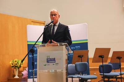 25. Lubuski Tydzień Seniora rozpoczął się uroczystą inauguracją w Filharmonii Zielonogórskiej. Pod honorowym patronatem Marszałka Województwa Lubuskiego Marcina Jabłońskiego, wyróżniono lokalnych bohaterów, którzy swoją pracą wspierają seniorów w naszym regionie. Wręczenie nagród w konkursie „Lider Wsparcia Seniora” było centralnym punktem wydarzenia. Uczestnicy mogli również cieszyć się wyjątkowym koncertem Orkiestry Kameralnej muzyków Filharmonii Zielonogórskiej.
