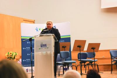 25. Lubuski Tydzień Seniora rozpoczął się uroczystą inauguracją w Filharmonii Zielonogórskiej. Pod honorowym patronatem Marszałka Województwa Lubuskiego Marcina Jabłońskiego, wyróżniono lokalnych bohaterów, którzy swoją pracą wspierają seniorów w naszym regionie. Wręczenie nagród w konkursie „Lider Wsparcia Seniora” było centralnym punktem wydarzenia. Uczestnicy mogli również cieszyć się wyjątkowym koncertem Orkiestry Kameralnej muzyków Filharmonii Zielonogórskiej.