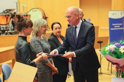 25. Lubuski Tydzień Seniora rozpoczął się uroczystą inauguracją w Filharmonii Zielonogórskiej. Pod honorowym patronatem Marszałka Województwa Lubuskiego Marcina Jabłońskiego, wyróżniono lokalnych bohaterów, którzy swoją pracą wspierają seniorów w naszym regionie. Wręczenie nagród w konkursie „Lider Wsparcia Seniora” było centralnym punktem wydarzenia. Uczestnicy mogli również cieszyć się wyjątkowym koncertem Orkiestry Kameralnej muzyków Filharmonii Zielonogórskiej.