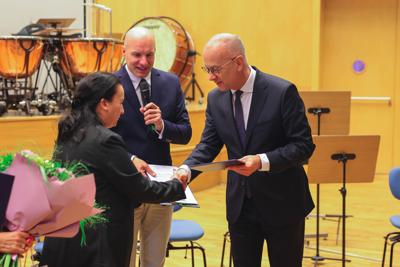 25. Lubuski Tydzień Seniora rozpoczął się uroczystą inauguracją w Filharmonii Zielonogórskiej. Pod honorowym patronatem Marszałka Województwa Lubuskiego Marcina Jabłońskiego, wyróżniono lokalnych bohaterów, którzy swoją pracą wspierają seniorów w naszym regionie. Wręczenie nagród w konkursie „Lider Wsparcia Seniora” było centralnym punktem wydarzenia. Uczestnicy mogli również cieszyć się wyjątkowym koncertem Orkiestry Kameralnej muzyków Filharmonii Zielonogórskiej.