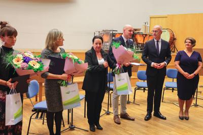 25. Lubuski Tydzień Seniora rozpoczął się uroczystą inauguracją w Filharmonii Zielonogórskiej. Pod honorowym patronatem Marszałka Województwa Lubuskiego Marcina Jabłońskiego, wyróżniono lokalnych bohaterów, którzy swoją pracą wspierają seniorów w naszym regionie. Wręczenie nagród w konkursie „Lider Wsparcia Seniora” było centralnym punktem wydarzenia. Uczestnicy mogli również cieszyć się wyjątkowym koncertem Orkiestry Kameralnej muzyków Filharmonii Zielonogórskiej.