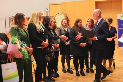 25. Lubuski Tydzień Seniora rozpoczął się uroczystą inauguracją w Filharmonii Zielonogórskiej. Pod honorowym patronatem Marszałka Województwa Lubuskiego Marcina Jabłońskiego, wyróżniono lokalnych bohaterów, którzy swoją pracą wspierają seniorów w naszym regionie. Wręczenie nagród w konkursie „Lider Wsparcia Seniora” było centralnym punktem wydarzenia. Uczestnicy mogli również cieszyć się wyjątkowym koncertem Orkiestry Kameralnej muzyków Filharmonii Zielonogórskiej.