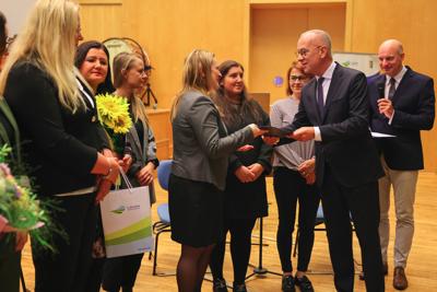 25. Lubuski Tydzień Seniora rozpoczął się uroczystą inauguracją w Filharmonii Zielonogórskiej. Pod honorowym patronatem Marszałka Województwa Lubuskiego Marcina Jabłońskiego, wyróżniono lokalnych bohaterów, którzy swoją pracą wspierają seniorów w naszym regionie. Wręczenie nagród w konkursie „Lider Wsparcia Seniora” było centralnym punktem wydarzenia. Uczestnicy mogli również cieszyć się wyjątkowym koncertem Orkiestry Kameralnej muzyków Filharmonii Zielonogórskiej.