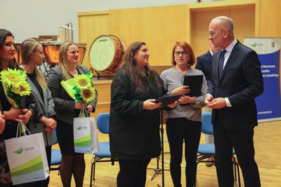 25. Lubuski Tydzień Seniora rozpoczął się uroczystą inauguracją w Filharmonii Zielonogórskiej. Pod honorowym patronatem Marszałka Województwa Lubuskiego Marcina Jabłońskiego, wyróżniono lokalnych bohaterów, którzy swoją pracą wspierają seniorów w naszym regionie. Wręczenie nagród w konkursie „Lider Wsparcia Seniora” było centralnym punktem wydarzenia. Uczestnicy mogli również cieszyć się wyjątkowym koncertem Orkiestry Kameralnej muzyków Filharmonii Zielonogórskiej.