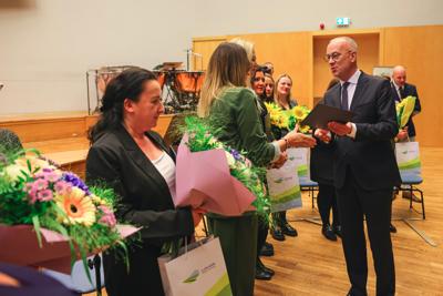 25. Lubuski Tydzień Seniora rozpoczął się uroczystą inauguracją w Filharmonii Zielonogórskiej. Pod honorowym patronatem Marszałka Województwa Lubuskiego Marcina Jabłońskiego, wyróżniono lokalnych bohaterów, którzy swoją pracą wspierają seniorów w naszym regionie. Wręczenie nagród w konkursie „Lider Wsparcia Seniora” było centralnym punktem wydarzenia. Uczestnicy mogli również cieszyć się wyjątkowym koncertem Orkiestry Kameralnej muzyków Filharmonii Zielonogórskiej.