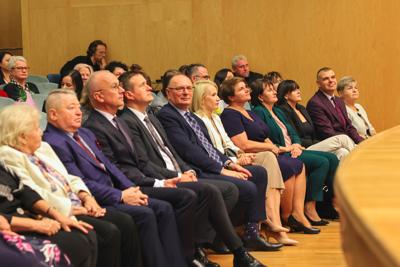 25. Lubuski Tydzień Seniora rozpoczął się uroczystą inauguracją w Filharmonii Zielonogórskiej. Pod honorowym patronatem Marszałka Województwa Lubuskiego Marcina Jabłońskiego, wyróżniono lokalnych bohaterów, którzy swoją pracą wspierają seniorów w naszym regionie. Wręczenie nagród w konkursie „Lider Wsparcia Seniora” było centralnym punktem wydarzenia. Uczestnicy mogli również cieszyć się wyjątkowym koncertem Orkiestry Kameralnej muzyków Filharmonii Zielonogórskiej.