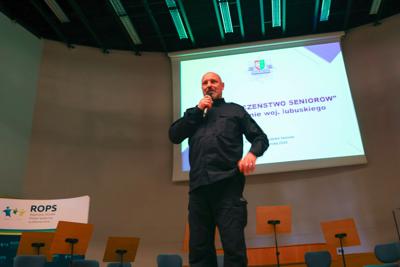 25. Lubuski Tydzień Seniora rozpoczął się uroczystą inauguracją w Filharmonii Zielonogórskiej. Pod honorowym patronatem Marszałka Województwa Lubuskiego Marcina Jabłońskiego, wyróżniono lokalnych bohaterów, którzy swoją pracą wspierają seniorów w naszym regionie. Wręczenie nagród w konkursie „Lider Wsparcia Seniora” było centralnym punktem wydarzenia. Uczestnicy mogli również cieszyć się wyjątkowym koncertem Orkiestry Kameralnej muzyków Filharmonii Zielonogórskiej.