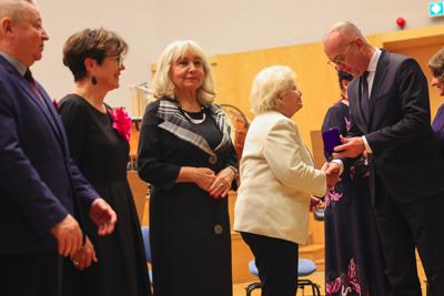 25. Lubuski Tydzień Seniora rozpoczął się uroczystą inauguracją w Filharmonii Zielonogórskiej. Pod honorowym patronatem Marszałka Województwa Lubuskiego Marcina Jabłońskiego, wyróżniono lokalnych bohaterów, którzy swoją pracą wspierają seniorów w naszym regionie. Wręczenie nagród w konkursie „Lider Wsparcia Seniora” było centralnym punktem wydarzenia. Uczestnicy mogli również cieszyć się wyjątkowym koncertem Orkiestry Kameralnej muzyków Filharmonii Zielonogórskiej.