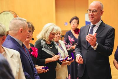 25. Lubuski Tydzień Seniora rozpoczął się uroczystą inauguracją w Filharmonii Zielonogórskiej. Pod honorowym patronatem Marszałka Województwa Lubuskiego Marcina Jabłońskiego, wyróżniono lokalnych bohaterów, którzy swoją pracą wspierają seniorów w naszym regionie. Wręczenie nagród w konkursie „Lider Wsparcia Seniora” było centralnym punktem wydarzenia. Uczestnicy mogli również cieszyć się wyjątkowym koncertem Orkiestry Kameralnej muzyków Filharmonii Zielonogórskiej.