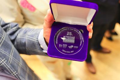 25. Lubuski Tydzień Seniora rozpoczął się uroczystą inauguracją w Filharmonii Zielonogórskiej. Pod honorowym patronatem Marszałka Województwa Lubuskiego Marcina Jabłońskiego, wyróżniono lokalnych bohaterów, którzy swoją pracą wspierają seniorów w naszym regionie. Wręczenie nagród w konkursie „Lider Wsparcia Seniora” było centralnym punktem wydarzenia. Uczestnicy mogli również cieszyć się wyjątkowym koncertem Orkiestry Kameralnej muzyków Filharmonii Zielonogórskiej.