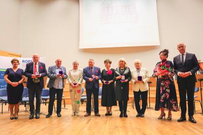 25. Lubuski Tydzień Seniora rozpoczął się uroczystą inauguracją w Filharmonii Zielonogórskiej. Pod honorowym patronatem Marszałka Województwa Lubuskiego Marcina Jabłońskiego, wyróżniono lokalnych bohaterów, którzy swoją pracą wspierają seniorów w naszym regionie. Wręczenie nagród w konkursie „Lider Wsparcia Seniora” było centralnym punktem wydarzenia. Uczestnicy mogli również cieszyć się wyjątkowym koncertem Orkiestry Kameralnej muzyków Filharmonii Zielonogórskiej.