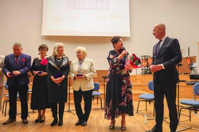 25. Lubuski Tydzień Seniora rozpoczął się uroczystą inauguracją w Filharmonii Zielonogórskiej. Pod honorowym patronatem Marszałka Województwa Lubuskiego Marcina Jabłońskiego, wyróżniono lokalnych bohaterów, którzy swoją pracą wspierają seniorów w naszym regionie. Wręczenie nagród w konkursie „Lider Wsparcia Seniora” było centralnym punktem wydarzenia. Uczestnicy mogli również cieszyć się wyjątkowym koncertem Orkiestry Kameralnej muzyków Filharmonii Zielonogórskiej.