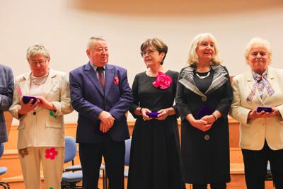 25. Lubuski Tydzień Seniora rozpoczął się uroczystą inauguracją w Filharmonii Zielonogórskiej. Pod honorowym patronatem Marszałka Województwa Lubuskiego Marcina Jabłońskiego, wyróżniono lokalnych bohaterów, którzy swoją pracą wspierają seniorów w naszym regionie. Wręczenie nagród w konkursie „Lider Wsparcia Seniora” było centralnym punktem wydarzenia. Uczestnicy mogli również cieszyć się wyjątkowym koncertem Orkiestry Kameralnej muzyków Filharmonii Zielonogórskiej.