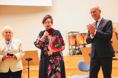 25. Lubuski Tydzień Seniora rozpoczął się uroczystą inauguracją w Filharmonii Zielonogórskiej. Pod honorowym patronatem Marszałka Województwa Lubuskiego Marcina Jabłońskiego, wyróżniono lokalnych bohaterów, którzy swoją pracą wspierają seniorów w naszym regionie. Wręczenie nagród w konkursie „Lider Wsparcia Seniora” było centralnym punktem wydarzenia. Uczestnicy mogli również cieszyć się wyjątkowym koncertem Orkiestry Kameralnej muzyków Filharmonii Zielonogórskiej.