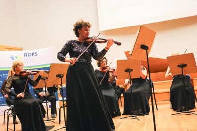 25. Lubuski Tydzień Seniora rozpoczął się uroczystą inauguracją w Filharmonii Zielonogórskiej. Pod honorowym patronatem Marszałka Województwa Lubuskiego Marcina Jabłońskiego, wyróżniono lokalnych bohaterów, którzy swoją pracą wspierają seniorów w naszym regionie. Wręczenie nagród w konkursie „Lider Wsparcia Seniora” było centralnym punktem wydarzenia. Uczestnicy mogli również cieszyć się wyjątkowym koncertem Orkiestry Kameralnej muzyków Filharmonii Zielonogórskiej.