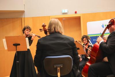 25. Lubuski Tydzień Seniora rozpoczął się uroczystą inauguracją w Filharmonii Zielonogórskiej. Pod honorowym patronatem Marszałka Województwa Lubuskiego Marcina Jabłońskiego, wyróżniono lokalnych bohaterów, którzy swoją pracą wspierają seniorów w naszym regionie. Wręczenie nagród w konkursie „Lider Wsparcia Seniora” było centralnym punktem wydarzenia. Uczestnicy mogli również cieszyć się wyjątkowym koncertem Orkiestry Kameralnej muzyków Filharmonii Zielonogórskiej.