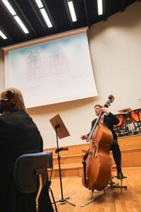 25. Lubuski Tydzień Seniora rozpoczął się uroczystą inauguracją w Filharmonii Zielonogórskiej. Pod honorowym patronatem Marszałka Województwa Lubuskiego Marcina Jabłońskiego, wyróżniono lokalnych bohaterów, którzy swoją pracą wspierają seniorów w naszym regionie. Wręczenie nagród w konkursie „Lider Wsparcia Seniora” było centralnym punktem wydarzenia. Uczestnicy mogli również cieszyć się wyjątkowym koncertem Orkiestry Kameralnej muzyków Filharmonii Zielonogórskiej.