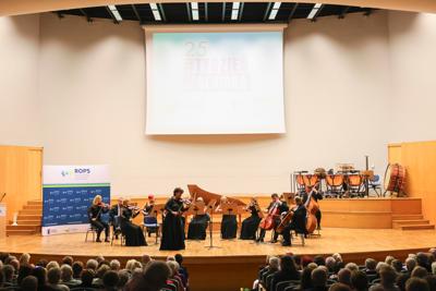 25. Lubuski Tydzień Seniora rozpoczął się uroczystą inauguracją w Filharmonii Zielonogórskiej. Pod honorowym patronatem Marszałka Województwa Lubuskiego Marcina Jabłońskiego, wyróżniono lokalnych bohaterów, którzy swoją pracą wspierają seniorów w naszym regionie. Wręczenie nagród w konkursie „Lider Wsparcia Seniora” było centralnym punktem wydarzenia. Uczestnicy mogli również cieszyć się wyjątkowym koncertem Orkiestry Kameralnej muzyków Filharmonii Zielonogórskiej.