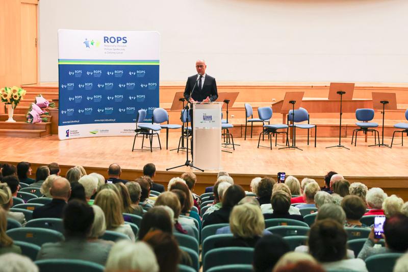 25. Lubuski Tydzień Seniora rozpoczął się uroczystą inauguracją w Filharmonii Zielonogórskiej. Pod honorowym patronatem Marszałka Województwa Lubuskiego Marcina Jabłońskiego, wyróżniono lokalnych bohaterów, którzy swoją pracą wspierają seniorów w naszym regionie. Wręczenie nagród w konkursie „Lider Wsparcia Seniora” było centralnym punktem wydarzenia. Uczestnicy mogli również cieszyć się wyjątkowym koncertem Orkiestry Kameralnej muzyków Filharmonii Zielonogórskiej.