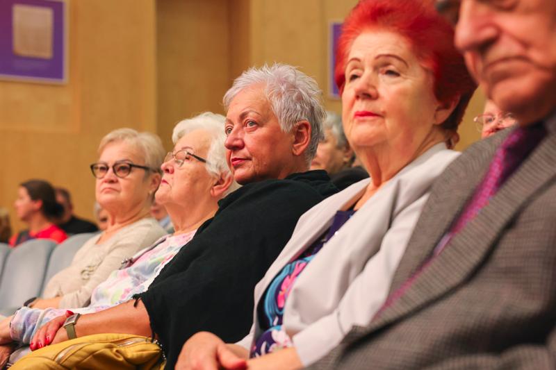 25. Lubuski Tydzień Seniora rozpoczął się uroczystą inauguracją w Filharmonii Zielonogórskiej. Pod honorowym patronatem Marszałka Województwa Lubuskiego Marcina Jabłońskiego, wyróżniono lokalnych bohaterów, którzy swoją pracą wspierają seniorów w naszym regionie. Wręczenie nagród w konkursie „Lider Wsparcia Seniora” było centralnym punktem wydarzenia. Uczestnicy mogli również cieszyć się wyjątkowym koncertem Orkiestry Kameralnej muzyków Filharmonii Zielonogórskiej.