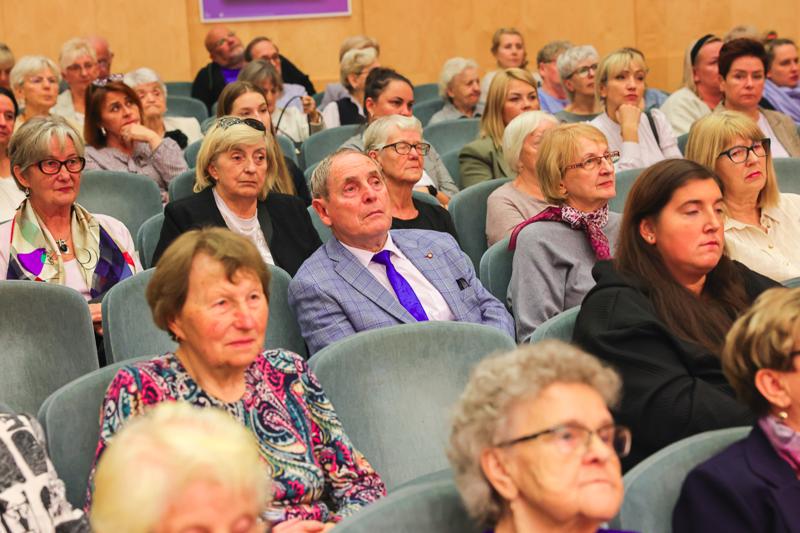 25. Lubuski Tydzień Seniora rozpoczął się uroczystą inauguracją w Filharmonii Zielonogórskiej. Pod honorowym patronatem Marszałka Województwa Lubuskiego Marcina Jabłońskiego, wyróżniono lokalnych bohaterów, którzy swoją pracą wspierają seniorów w naszym regionie. Wręczenie nagród w konkursie „Lider Wsparcia Seniora” było centralnym punktem wydarzenia. Uczestnicy mogli również cieszyć się wyjątkowym koncertem Orkiestry Kameralnej muzyków Filharmonii Zielonogórskiej.