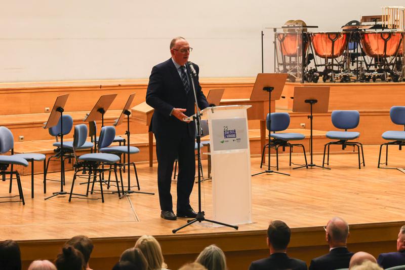 25. Lubuski Tydzień Seniora rozpoczął się uroczystą inauguracją w Filharmonii Zielonogórskiej. Pod honorowym patronatem Marszałka Województwa Lubuskiego Marcina Jabłońskiego, wyróżniono lokalnych bohaterów, którzy swoją pracą wspierają seniorów w naszym regionie. Wręczenie nagród w konkursie „Lider Wsparcia Seniora” było centralnym punktem wydarzenia. Uczestnicy mogli również cieszyć się wyjątkowym koncertem Orkiestry Kameralnej muzyków Filharmonii Zielonogórskiej.
