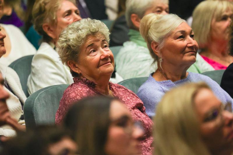 25. Lubuski Tydzień Seniora rozpoczął się uroczystą inauguracją w Filharmonii Zielonogórskiej. Pod honorowym patronatem Marszałka Województwa Lubuskiego Marcina Jabłońskiego, wyróżniono lokalnych bohaterów, którzy swoją pracą wspierają seniorów w naszym regionie. Wręczenie nagród w konkursie „Lider Wsparcia Seniora” było centralnym punktem wydarzenia. Uczestnicy mogli również cieszyć się wyjątkowym koncertem Orkiestry Kameralnej muzyków Filharmonii Zielonogórskiej.